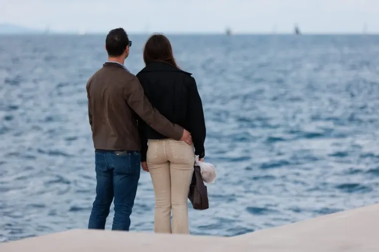 Dama s dugim bobom u bež sakou i kožnoj suknji ukrala sve poglede na zadarskoj &scaron;pici