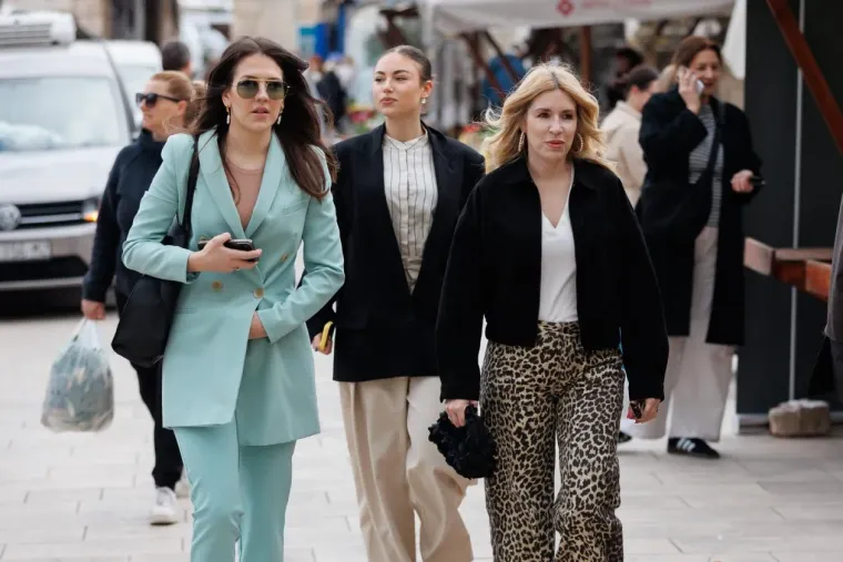 Dama s dugim bobom u bež sakou i kožnoj suknji ukrala sve poglede na zadarskoj &scaron;pici