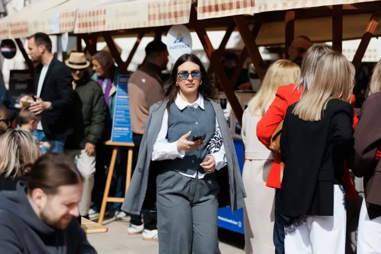 Dama s dugim bobom u bež sakou i kožnoj suknji ukrala sve poglede na zadarskoj &scaron;pici