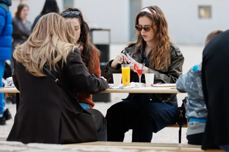 Dama s dugim bobom u bež sakou i kožnoj suknji ukrala sve poglede na zadarskoj &scaron;pici