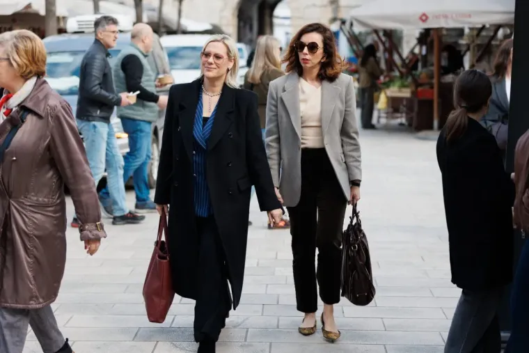 Dama s dugim bobom u bež sakou i kožnoj suknji ukrala sve poglede na zadarskoj &scaron;pici