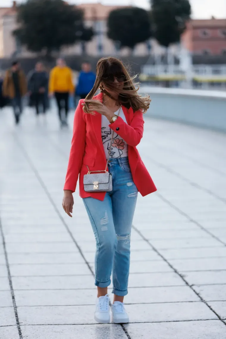 Dama s dugim bobom u bež sakou i kožnoj suknji ukrala sve poglede na zadarskoj &scaron;pici