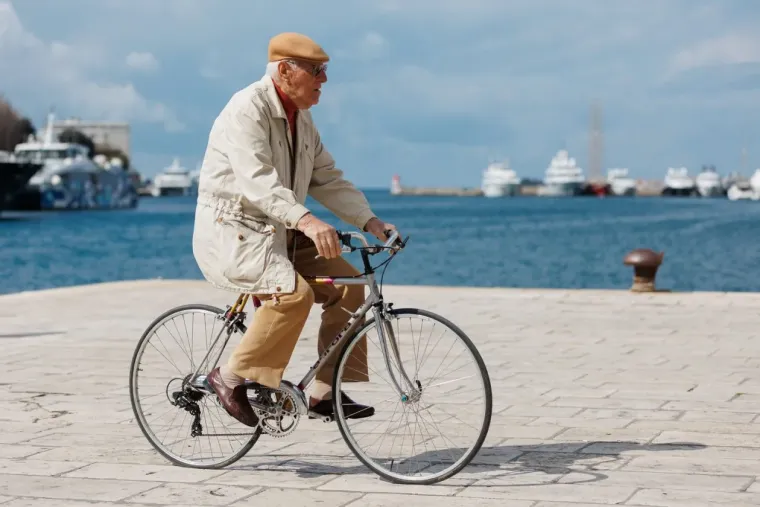 Dama s dugim bobom u bež sakou i kožnoj suknji ukrala sve poglede na zadarskoj &scaron;pici