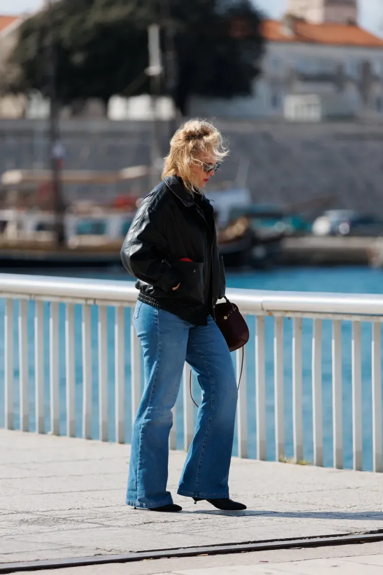 Dama s dugim bobom u bež sakou i kožnoj suknji ukrala sve poglede na zadarskoj &scaron;pici