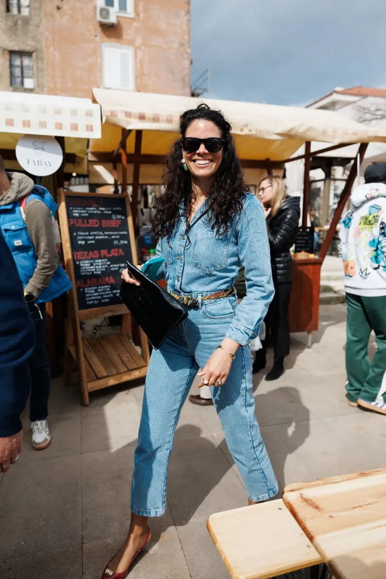 Dama s dugim bobom u bež sakou i kožnoj suknji ukrala sve poglede na zadarskoj &scaron;pici