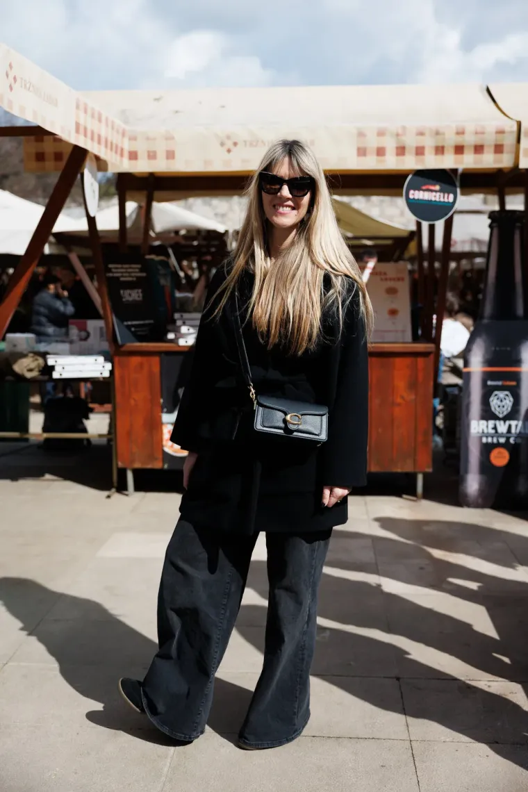 Dama s dugim bobom u bež sakou i kožnoj suknji ukrala sve poglede na zadarskoj &scaron;pici