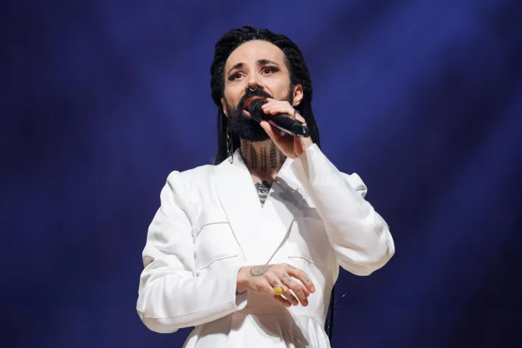 Božo Vrećo priredio spektakl! Vrtnjom u dugoj haljini i moćnim vokalima hipnotizirao Lisinski