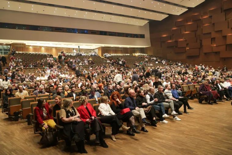 Božo Vrećo priredio spektakl! Vrtnjom u dugoj haljini i moćnim vokalima hipnotizirao Lisinski
