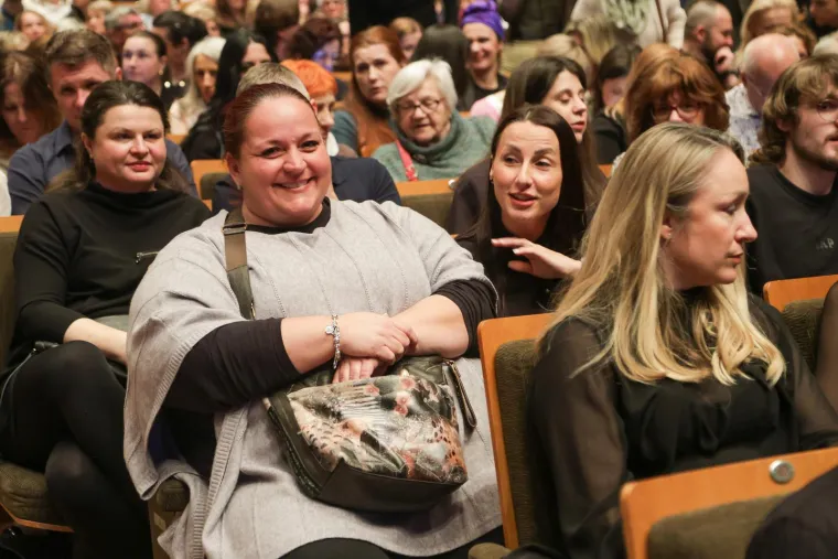 Božo Vrećo priredio spektakl! Vrtnjom u dugoj haljini i moćnim vokalima hipnotizirao Lisinski