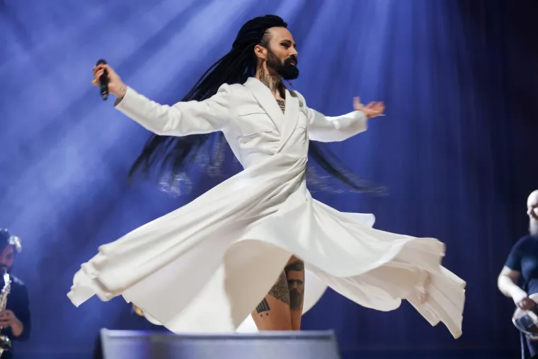 Božo Vrećo priredio spektakl! Vrtnjom u dugoj haljini i moćnim vokalima hipnotizirao Lisinski