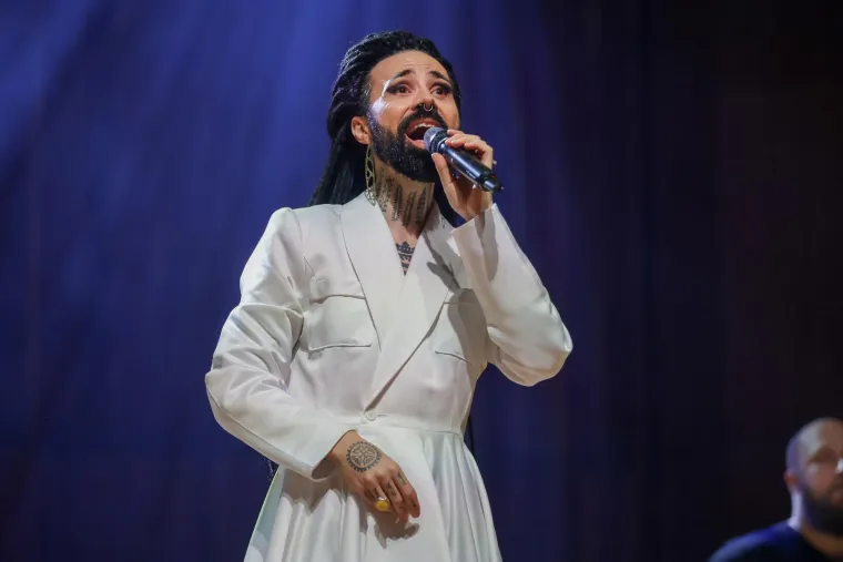 Božo Vrećo priredio spektakl! Vrtnjom u dugoj haljini i moćnim vokalima hipnotizirao Lisinski