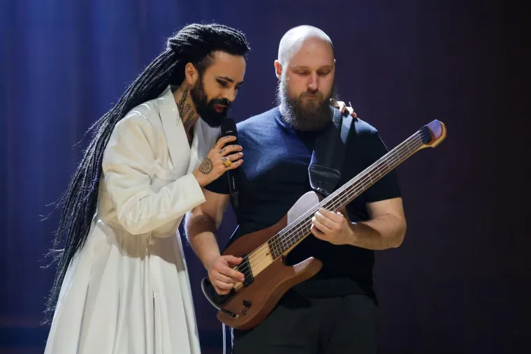 Božo Vrećo priredio spektakl! Vrtnjom u dugoj haljini i moćnim vokalima hipnotizirao Lisinski
