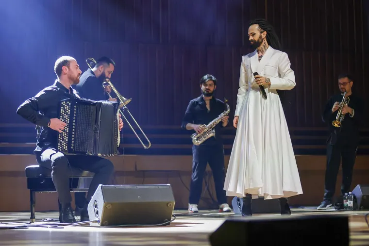 Božo Vrećo priredio spektakl! Vrtnjom u dugoj haljini i moćnim vokalima hipnotizirao Lisinski
