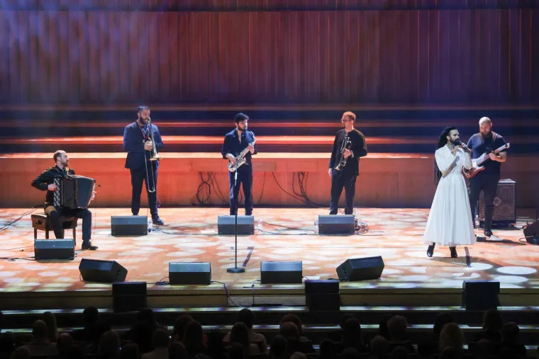 Božo Vrećo priredio spektakl! Vrtnjom u dugoj haljini i moćnim vokalima hipnotizirao Lisinski