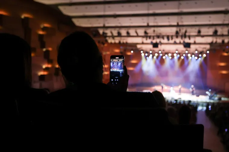 Božo Vrećo priredio spektakl! Vrtnjom u dugoj haljini i moćnim vokalima hipnotizirao Lisinski