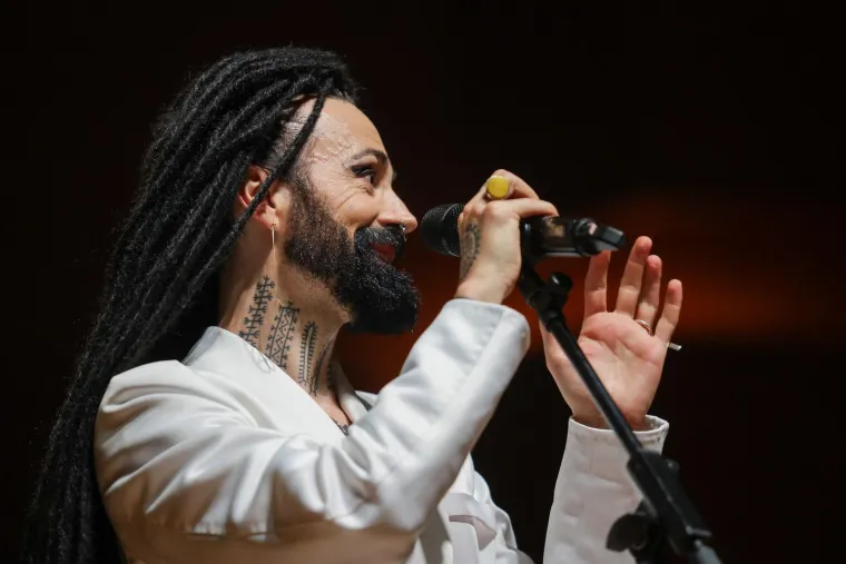 Božo Vrećo priredio spektakl! Vrtnjom u dugoj haljini i moćnim vokalima hipnotizirao Lisinski