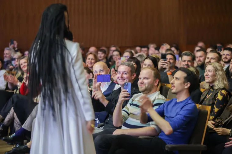 Božo Vrećo priredio spektakl! Vrtnjom u dugoj haljini i moćnim vokalima hipnotizirao Lisinski