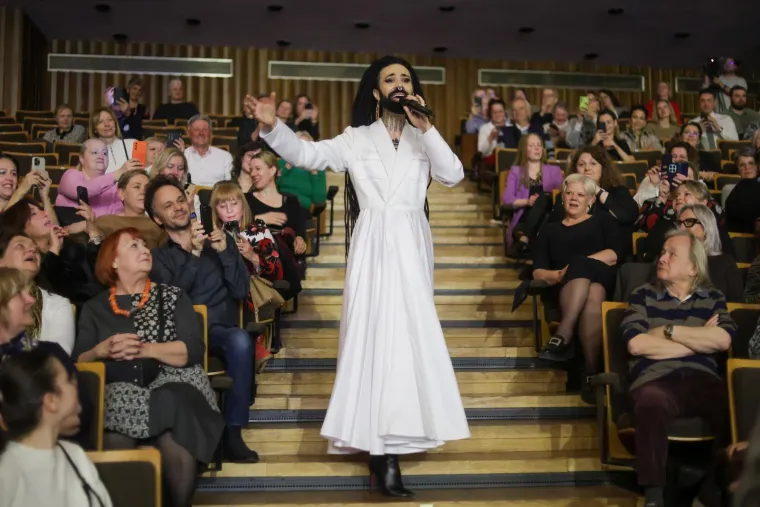 Božo Vrećo priredio spektakl! Vrtnjom u dugoj haljini i moćnim vokalima hipnotizirao Lisinski