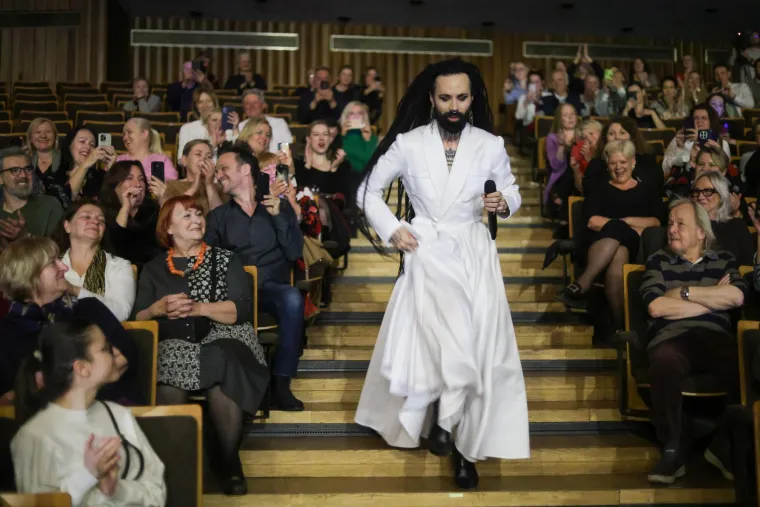 Božo Vrećo priredio spektakl! Vrtnjom u dugoj haljini i moćnim vokalima hipnotizirao Lisinski