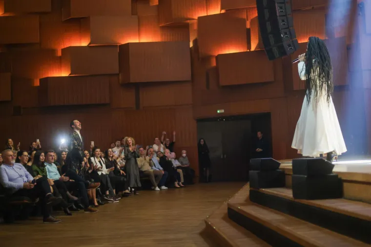 Božo Vrećo priredio spektakl! Vrtnjom u dugoj haljini i moćnim vokalima hipnotizirao Lisinski