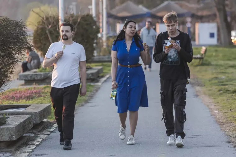 Proljetni vikend Osječani proveli uz Dravu vožnjom na dva kotača ili na klupici zaljubljeni