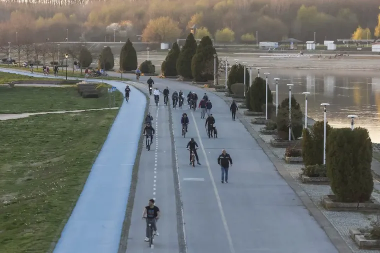 Proljetni vikend Osječani proveli uz Dravu vožnjom na dva kotača ili na klupici zaljubljeni