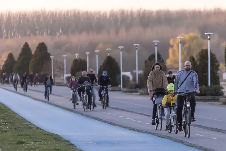 Proljetni vikend Osječani proveli uz Dravu vožnjom na dva kotača ili na klupici zaljubljeni
