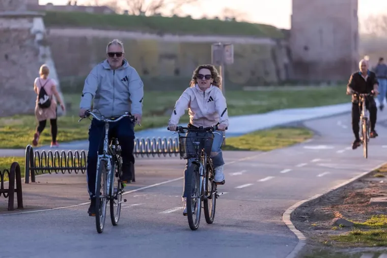 Proljetni vikend Osječani proveli uz Dravu vožnjom na dva kotača ili na klupici zaljubljeni