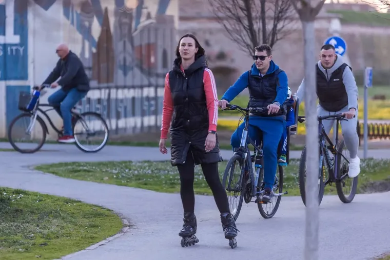 Proljetni vikend Osječani proveli uz Dravu vožnjom na dva kotača ili na klupici zaljubljeni