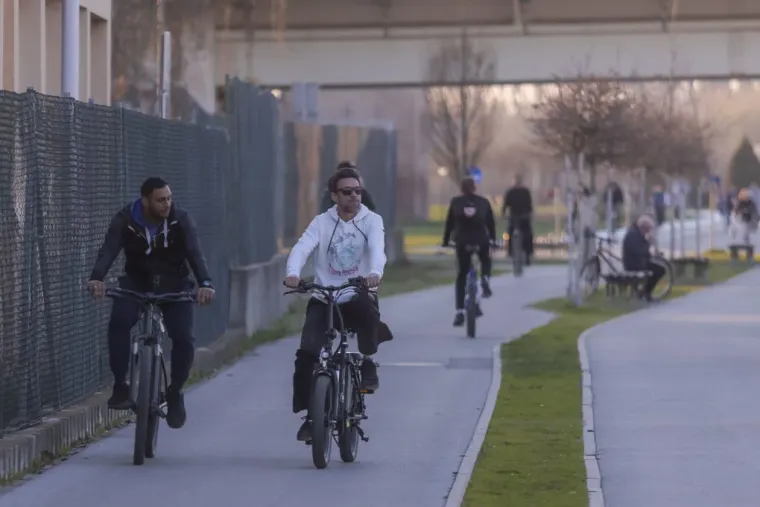 Proljetni vikend Osječani proveli uz Dravu vožnjom na dva kotača ili na klupici zaljubljeni