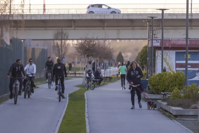 Proljetni vikend Osječani proveli uz Dravu vožnjom na dva kotača ili na klupici zaljubljeni