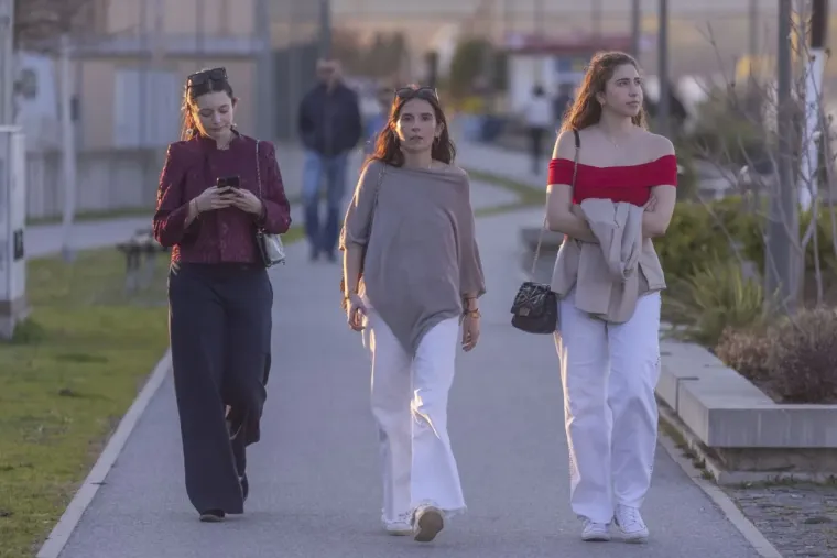 Proljetni vikend Osječani proveli uz Dravu vožnjom na dva kotača ili na klupici zaljubljeni