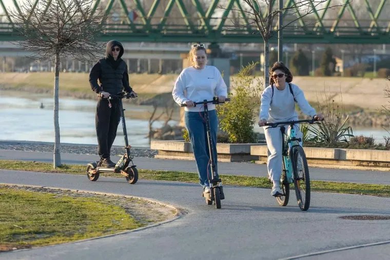 Proljetni vikend Osječani proveli uz Dravu vožnjom na dva kotača ili na klupici zaljubljeni