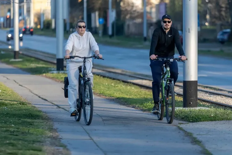Proljetni vikend Osječani proveli uz Dravu vožnjom na dva kotača ili na klupici zaljubljeni