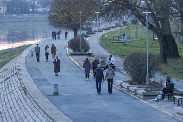 Proljetni vikend Osječani proveli uz Dravu vožnjom na dva kotača ili na klupici zaljubljeni