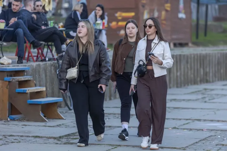 Proljetni vikend Osječani proveli uz Dravu vožnjom na dva kotača ili na klupici zaljubljeni