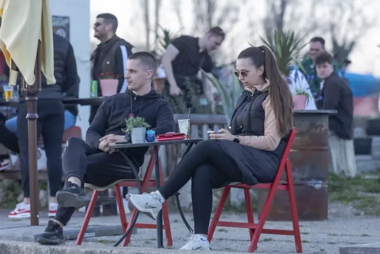 Proljetni vikend Osječani proveli uz Dravu vožnjom na dva kotača ili na klupici zaljubljeni