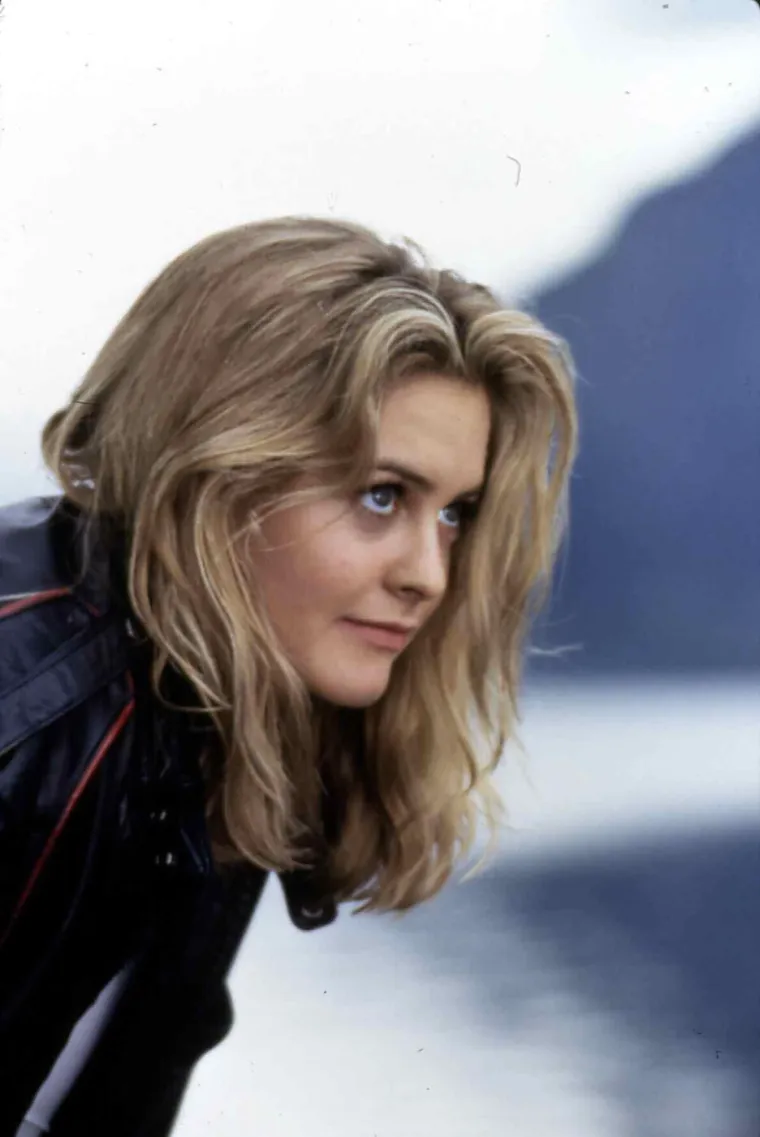 Jedva smo je prepoznali: Pogledajte kako danas izgleda slatkica koju smo obožavali u 90-ima