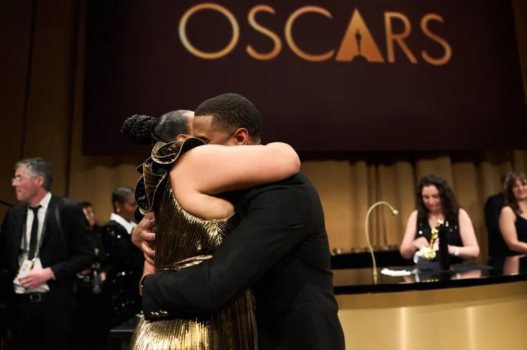 Crveni tepih, emocije i glamur: Pogledajte najbolje trenutke Oscara 2026.!