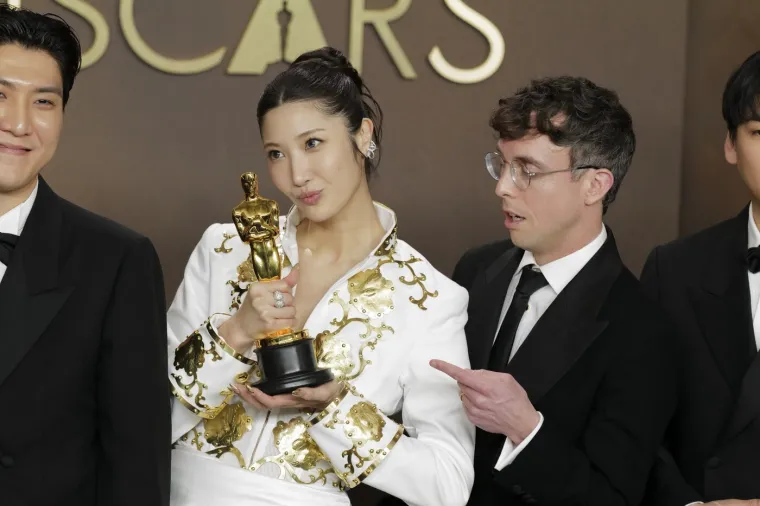 Crveni tepih, emocije i glamur: Pogledajte najbolje trenutke Oscara 2026.!