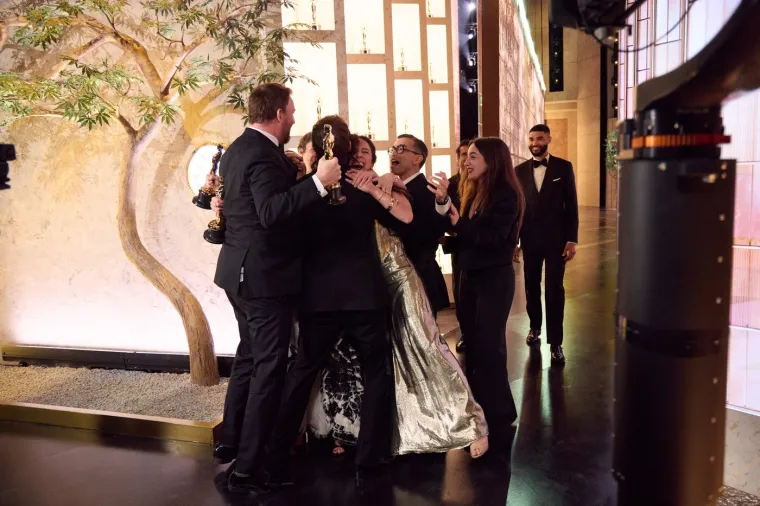 Crveni tepih, emocije i glamur: Pogledajte najbolje trenutke Oscara 2026.!