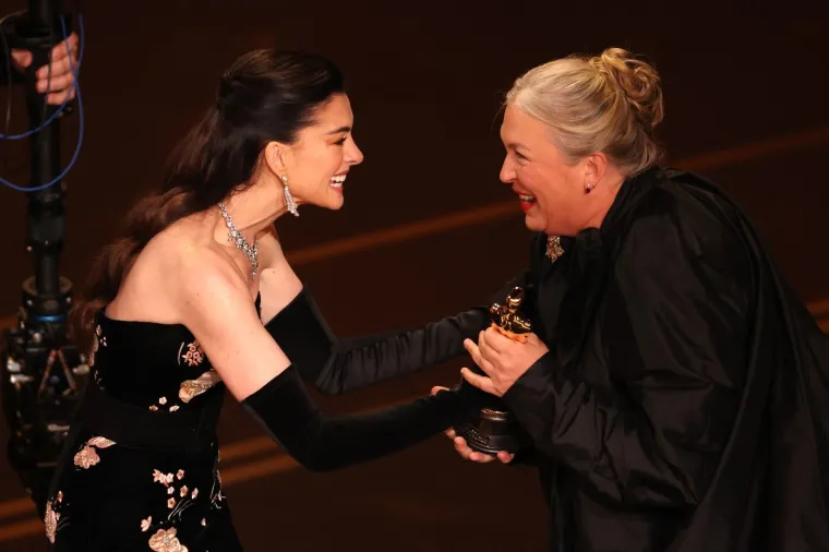 Crveni tepih, emocije i glamur: Pogledajte najbolje trenutke Oscara 2026.!