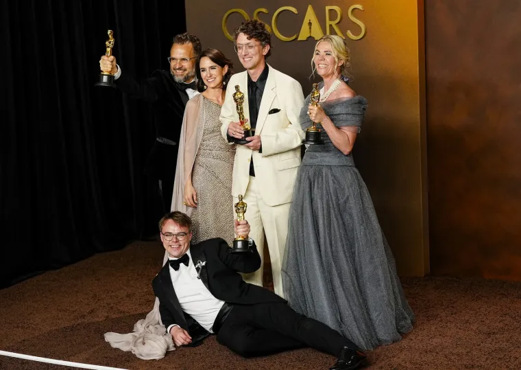 Crveni tepih, emocije i glamur: Pogledajte najbolje trenutke Oscara 2026.!