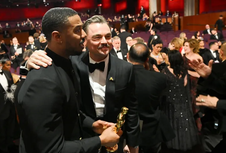 Crveni tepih, emocije i glamur: Pogledajte najbolje trenutke Oscara 2026.!