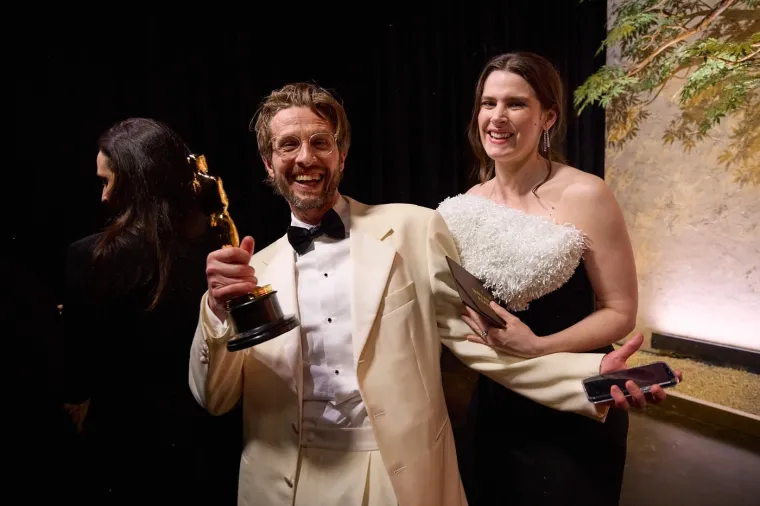 Crveni tepih, emocije i glamur: Pogledajte najbolje trenutke Oscara 2026.!