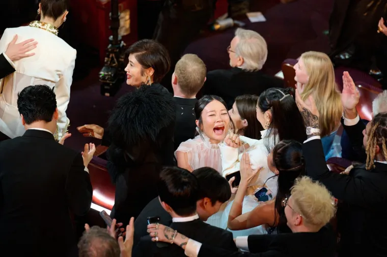 Crveni tepih, emocije i glamur: Pogledajte najbolje trenutke Oscara 2026.!