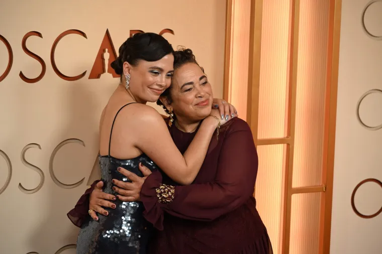 Crveni tepih, emocije i glamur: Pogledajte najbolje trenutke Oscara 2026.!