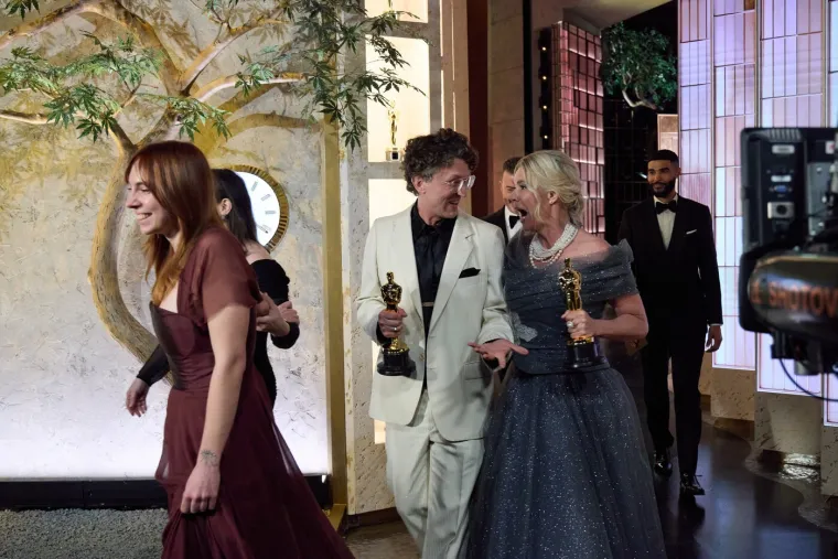 Crveni tepih, emocije i glamur: Pogledajte najbolje trenutke Oscara 2026.!