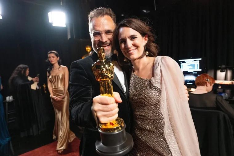 Crveni tepih, emocije i glamur: Pogledajte najbolje trenutke Oscara 2026.!