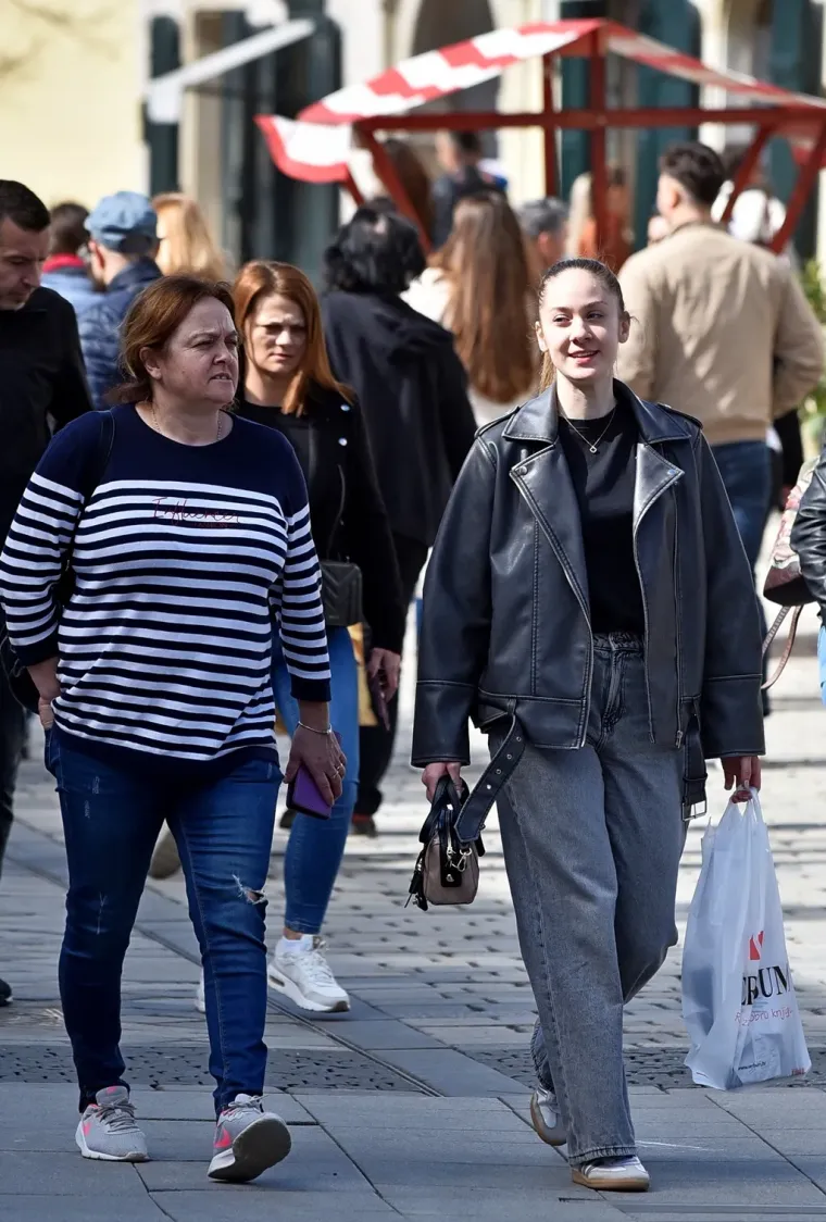 Te&scaron;ko ju je bilo ne primijetiti: Brineta u uskim crnim tajicama ukrala sve poglede